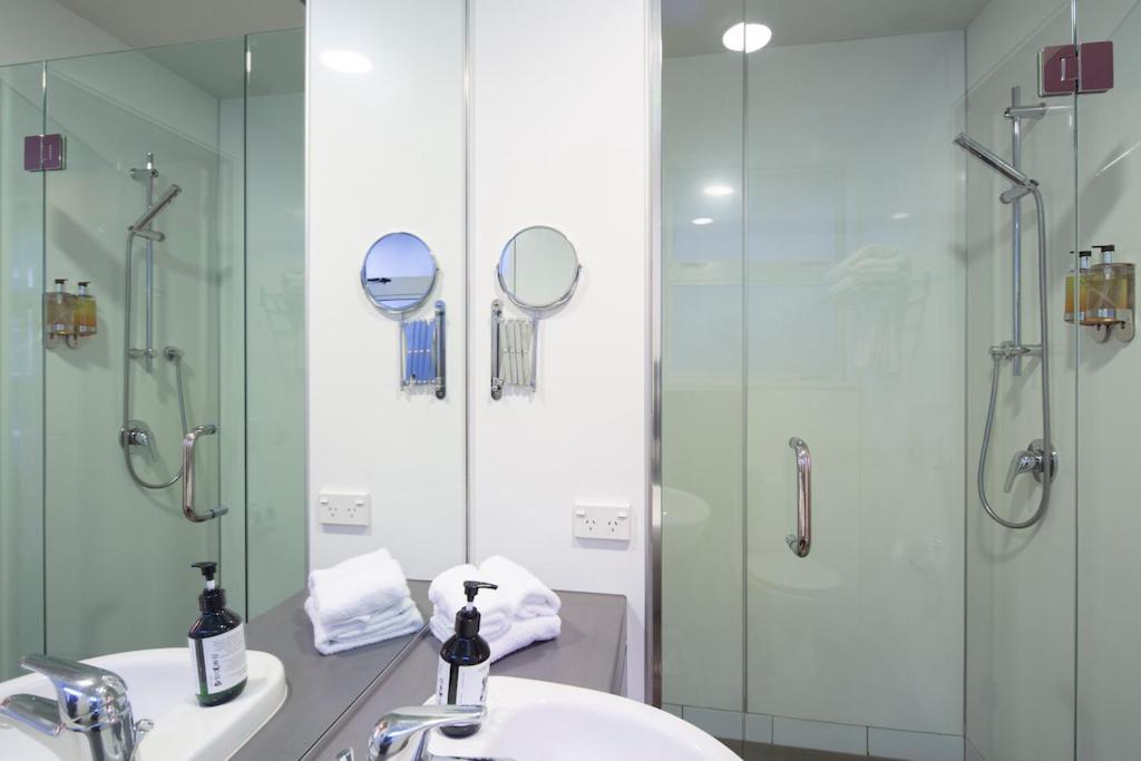 Absolute Lakefront Location - 3 Bedroom Apartment Queenstown Bagian luar foto