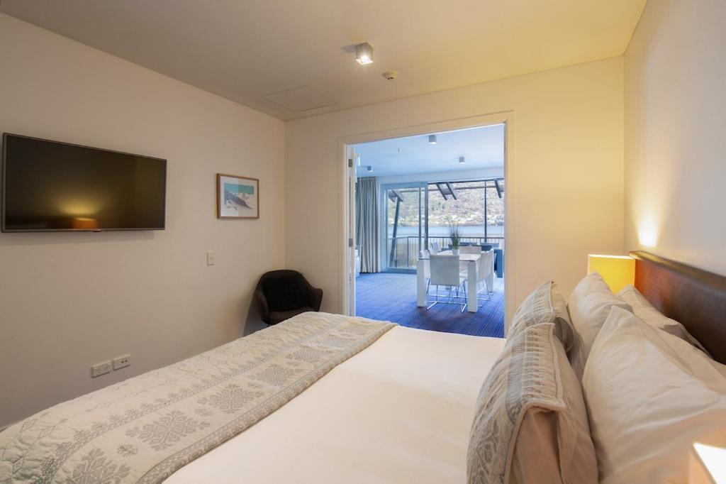 Absolute Lakefront Location - 3 Bedroom Apartment Queenstown Bagian luar foto