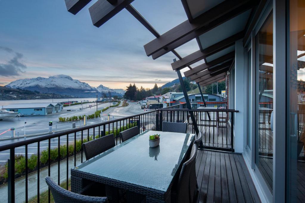 Absolute Lakefront Location - 3 Bedroom Apartment Queenstown Bagian luar foto