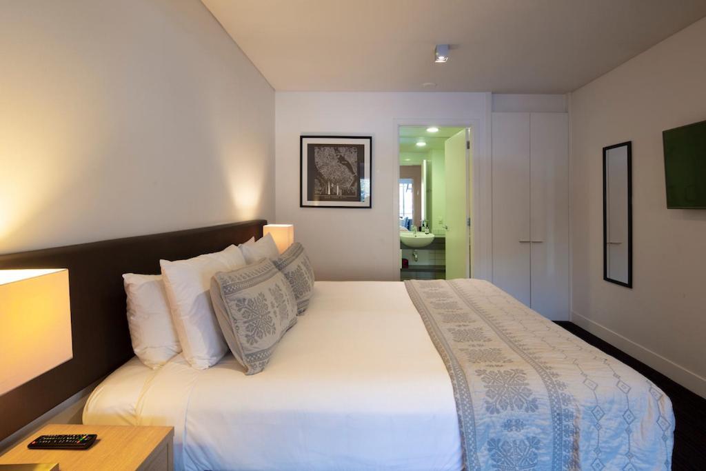 Absolute Lakefront Location - 3 Bedroom Apartment Queenstown Bagian luar foto