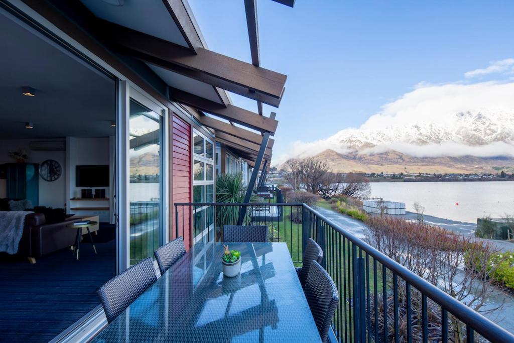 Absolute Lakefront Location - 3 Bedroom Apartment Queenstown Bagian luar foto