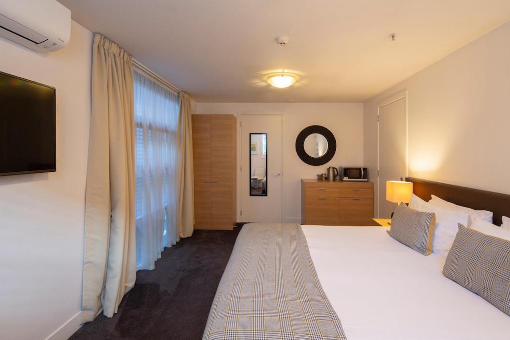Absolute Lakefront Location - 3 Bedroom Apartment Queenstown Bagian luar foto