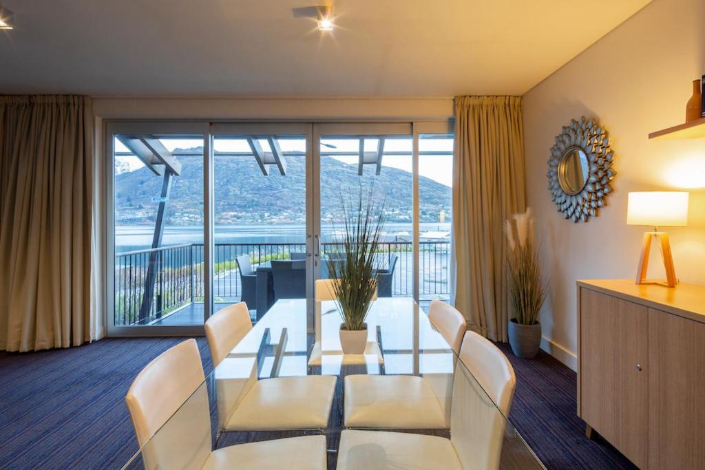 Absolute Lakefront Location - 3 Bedroom Apartment Queenstown Bagian luar foto